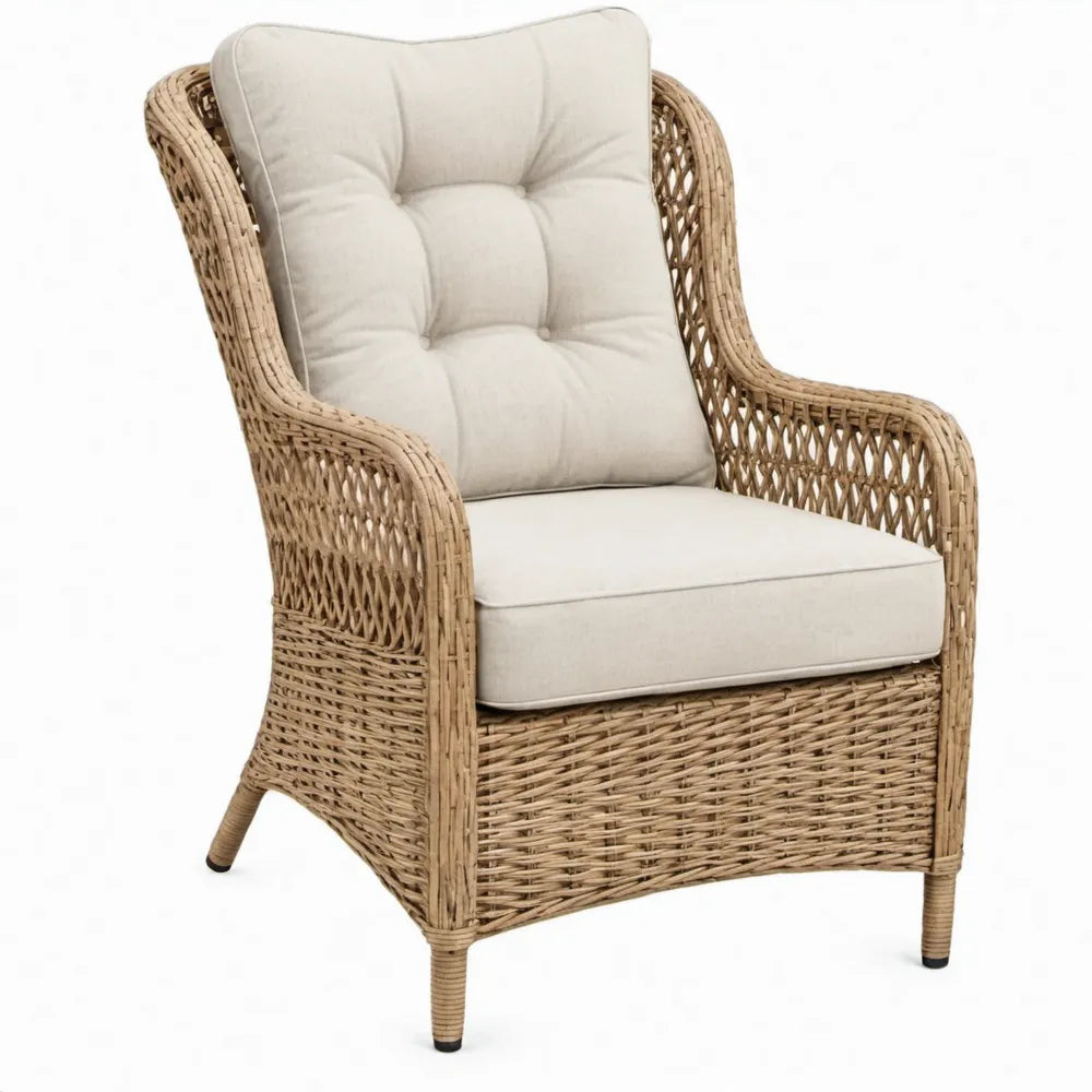 Rotan fauteuil met armleuningen en crèmekleurige kussens, 68 x 75 x 105 cm